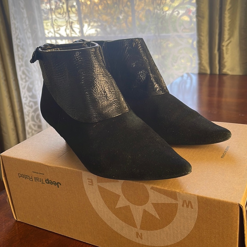Kitten heel cute BCBG booties
